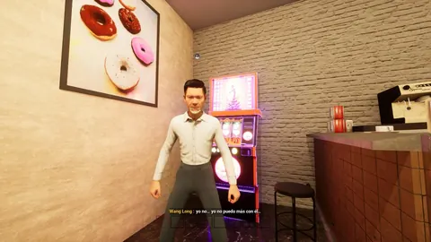 Wang Long, el tío de Wan, de pie junto a una tragaperras en un bar