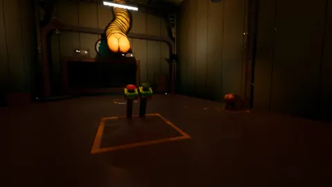 Sala industrial oscura con una zona marcada en el suelo y una criatura en lo alto