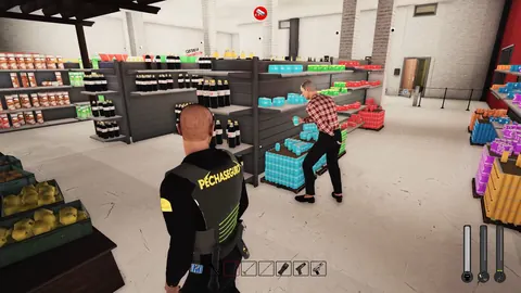 Guardia de seguridad vigilando a un cliente entre las estanterías del supermercado