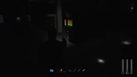 Escena casi a oscuras del turno de noche en el supermercado