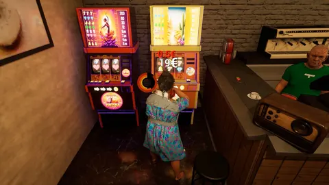 La abuela jugando a una tragaperras en un bar mientras el camarero la atiende